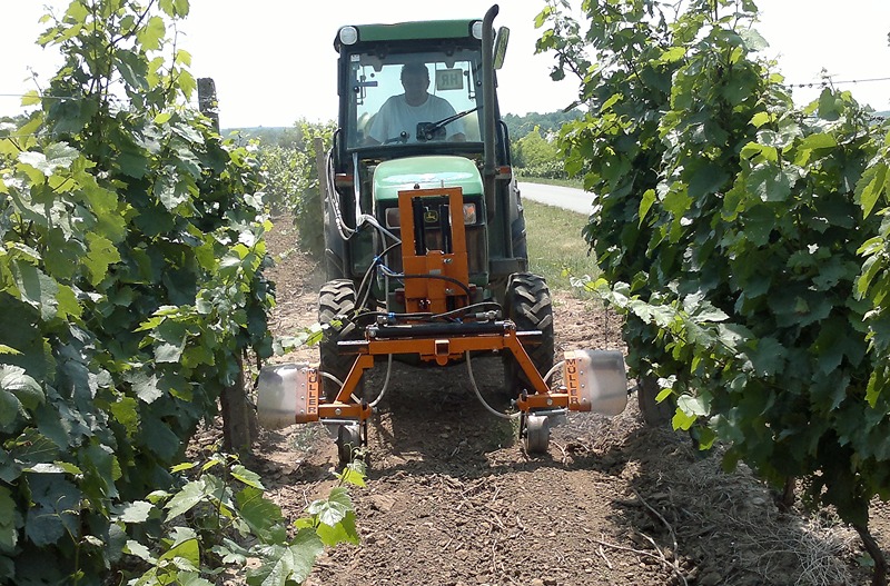 Uređaj za prskanje herbicidima u vinogradu