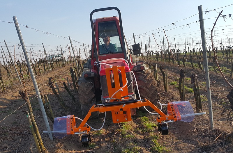 Uređaj za prskanje herbicidima u vinogradu