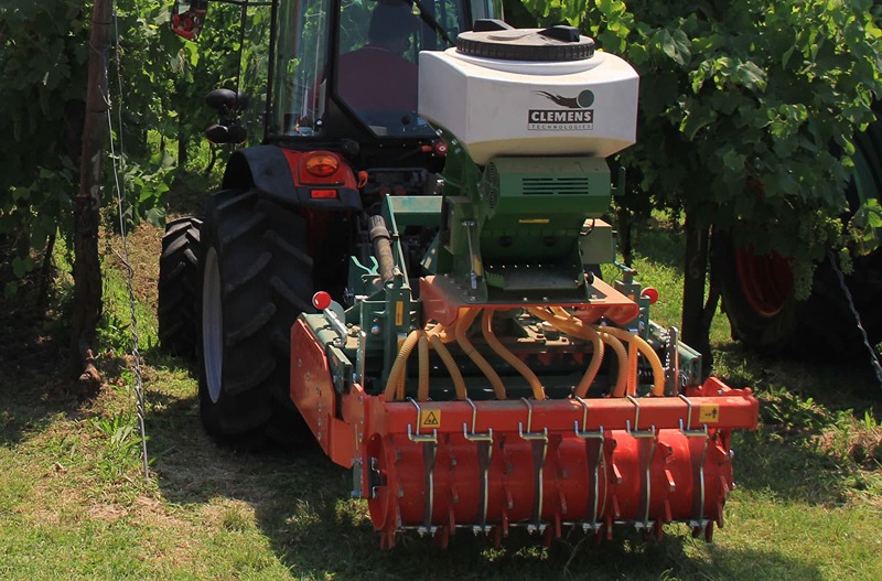 Vinogradarska pneumatksa sejalica za travu Clemens